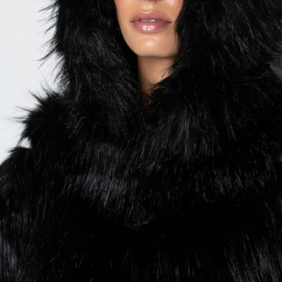LUXE LAVISH FAUX FUR HOODED PONCHO ( BRAND NEW !!! ) - Picture 5 of 9